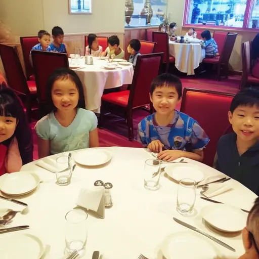 孩子们在餐厅表现得非常好。