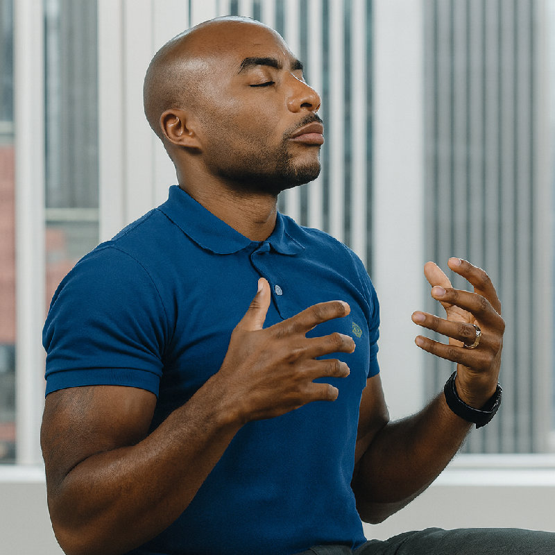 他深呼吸以平静自己。