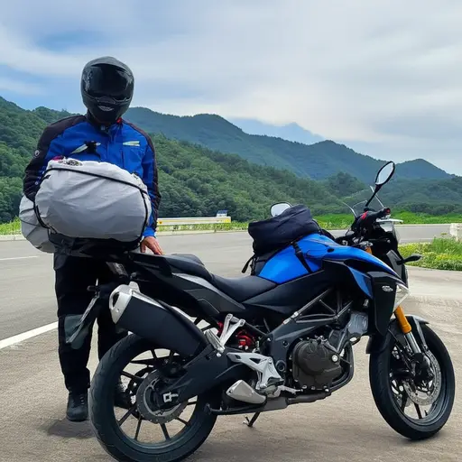 他是一位长途旅行的摩托车骑手。