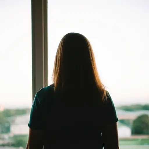 她背对着窗户站着。