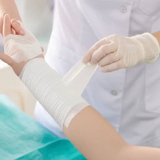 护士用干净的绷带轻轻地包扎了伤口。