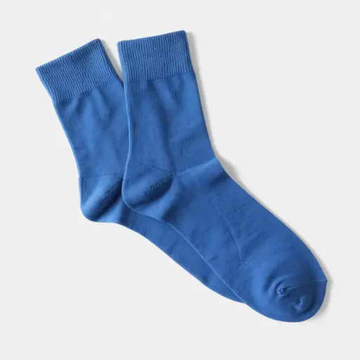 我有一双蓝色的袜子。