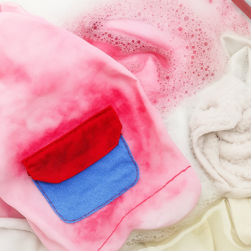 这件衣服掉色把其他衣服给染上了。