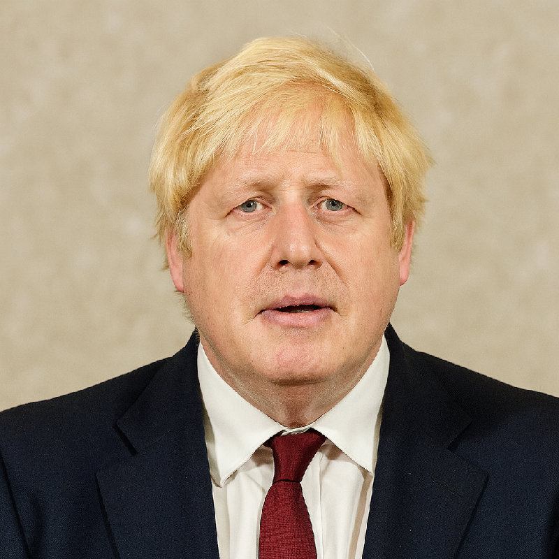 他的金发有些乱，显得很随意。