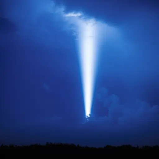 然后天空中出现了亮光。