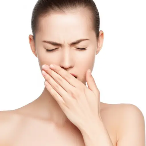 她用手捂住嘴巴打了个哈欠。