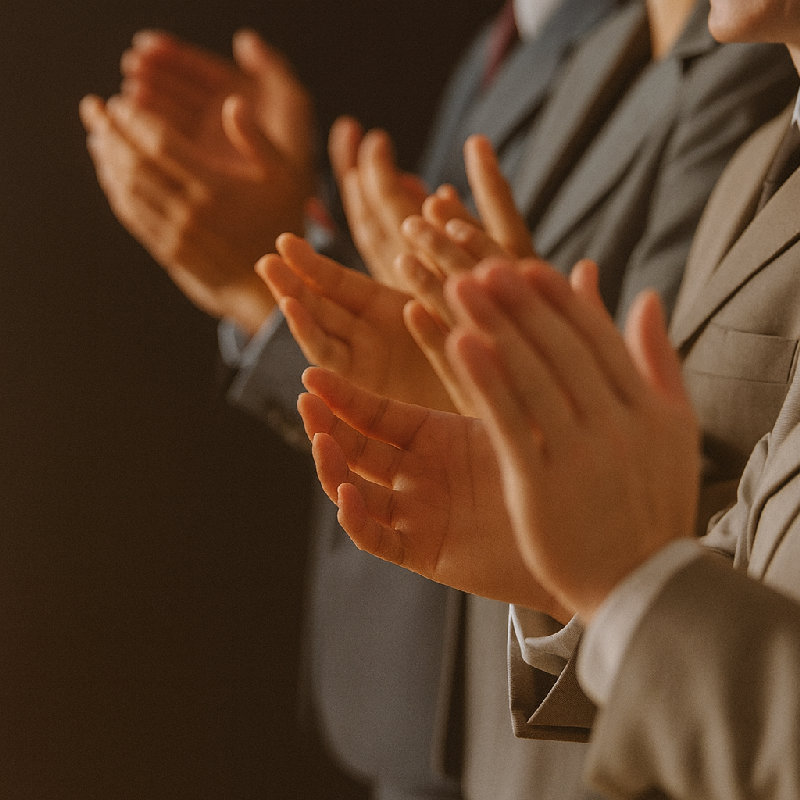 在演出结束后观众们大声地鼓起了掌。