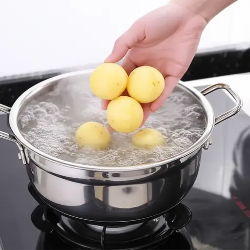 把土豆放进一锅沸水中。