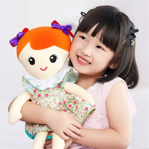 我小时候最喜欢的玩具是一个布娃娃。