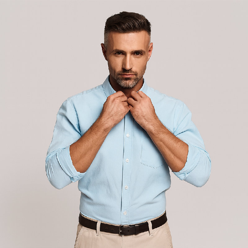 他在会议前整理了下领子。