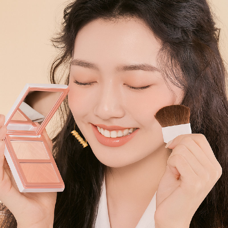 她在脸颊上涂抹了一些腮红。