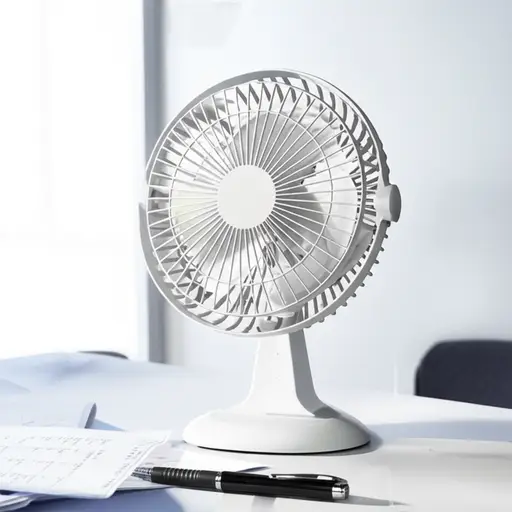我为办公室买了一个小型台式风扇。