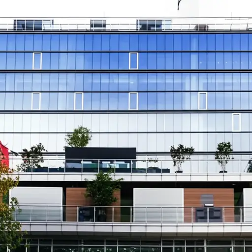 办公室在这栋楼的顶层。