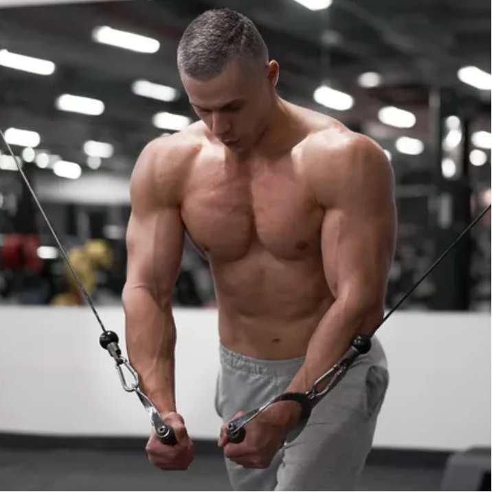 他在健身房锻炼胸肌。