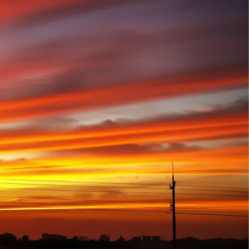 日落把天空染成了美丽的橙色。