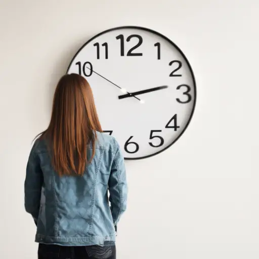 她通常十点才到。