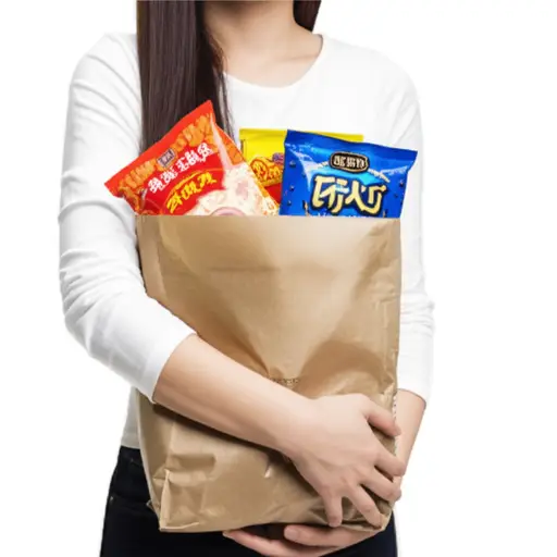 她买了一些杂货，可能还有一两个零食。