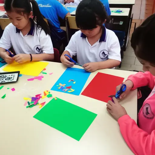 美术课上，我们用剪刀剪纸。