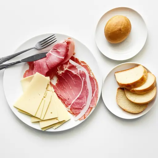 我们吃火腿和奶酪，配一个小面包或面包。