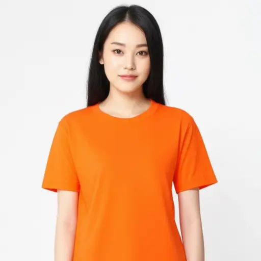 她穿了一件橙色的T恤。