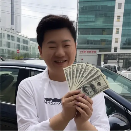 他以5000美元的价格卖掉了他的车。