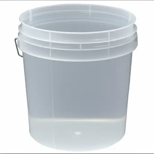 桶里装满了水。