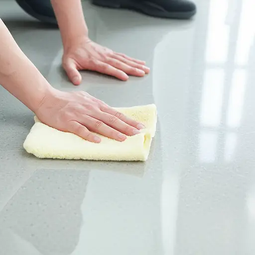 拖地后，他用一块干布擦亮了表面。