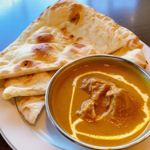 今晚的羊肉咖喱配着松软的印度烤饼特别美味。