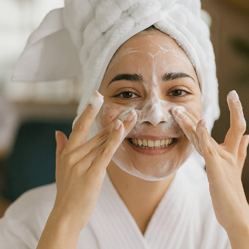 她每晚都会用洁面乳洗脸。