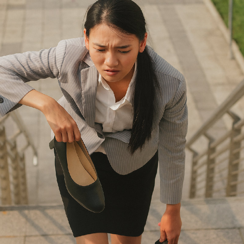 她爬楼梯的时候一边在喘气。