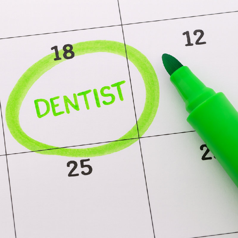他明天有一个牙科预约。