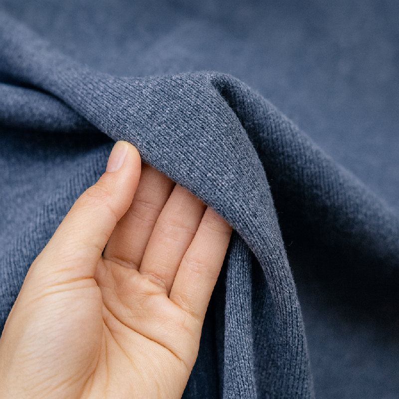 她伸出手去摸那块布料。