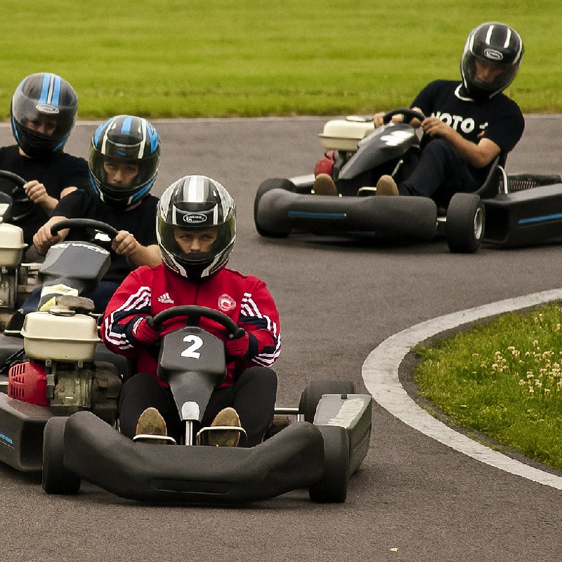 驾驶员在弯道处比赛。他们专注于赛道。
