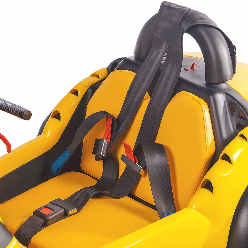 安全带是三点式的，以确保最大的安全。