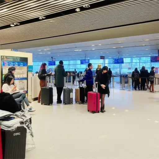 机场的咖啡店总是挤满了等待航班的旅客。