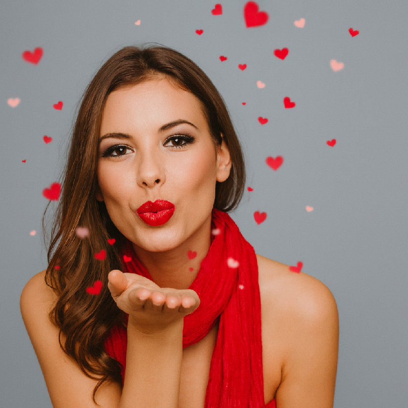 她从舞台上向观众飞吻。