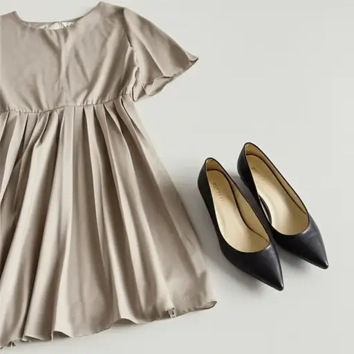 这双鞋和我的连衣裙完美搭配。