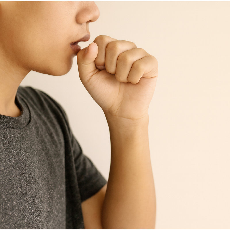 他清了清嗓子。