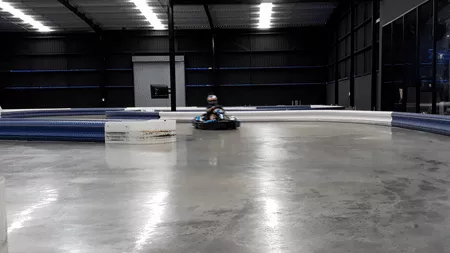 虽然漂移看起来很酷，但它会显著减慢你在赛道上的速度。