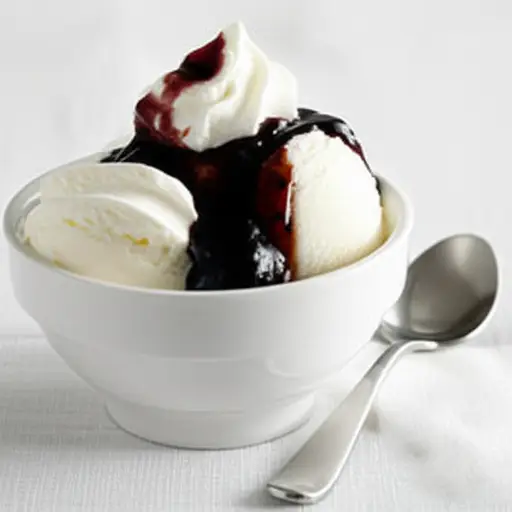 作为甜点，我喜欢冰淇淋配奶油和巧克力酱。