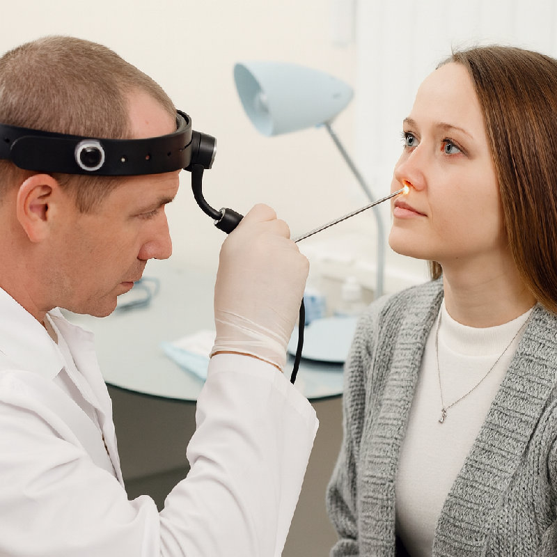 医生注意到患者有清涕，提示可能是病毒感染。