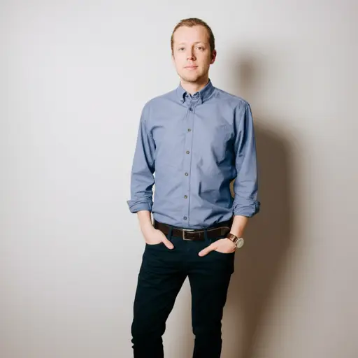 他被描述为一个三十岁出头的白人男子。