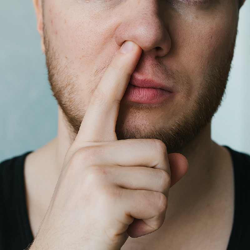 我的鼻子里卡了块鼻屎。