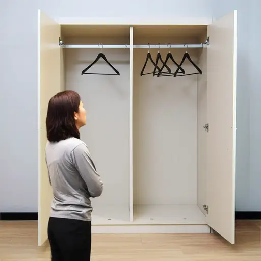 我连一件可穿的衣服都没有。