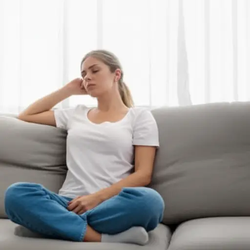 她厌倦了待在家里无所事事。