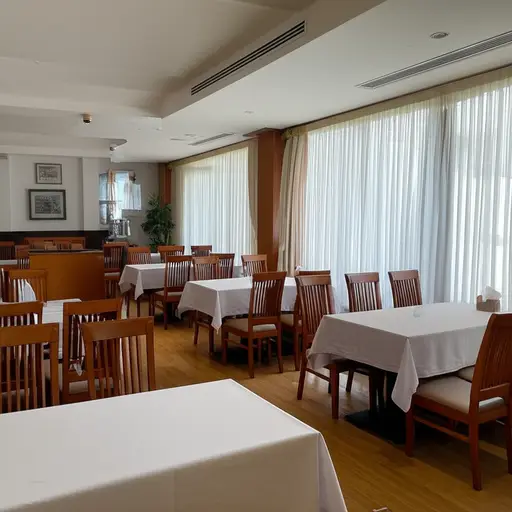 我总是去这家餐厅，因为它又整洁又干净。