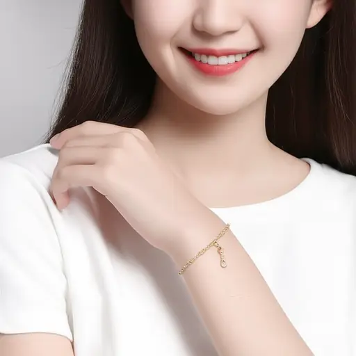 她戴着一个幸运符手链以求好运。