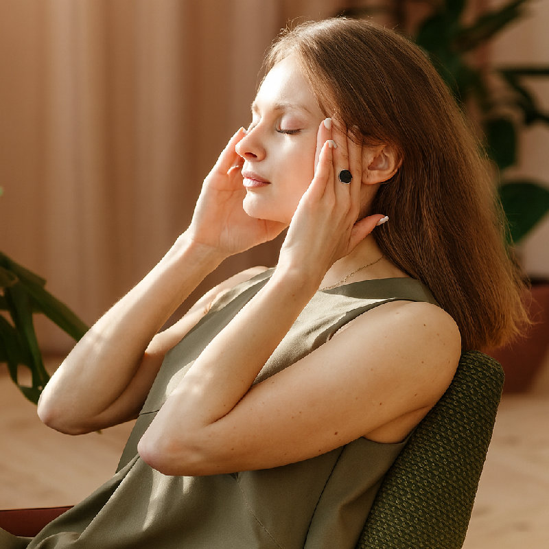 她揉了揉头部疼痛的地方。