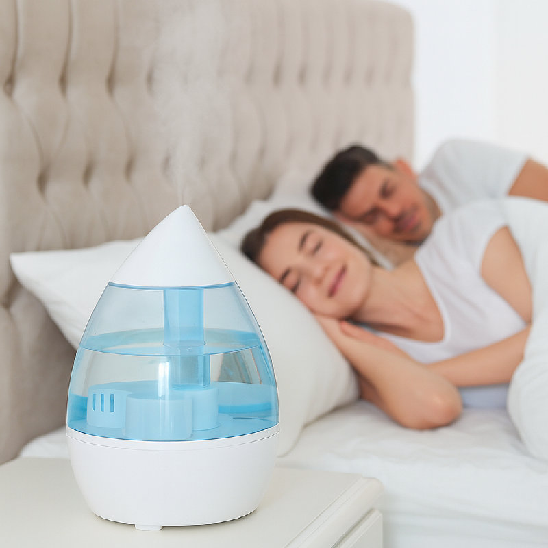 晚上使用加湿器帮助她缓解鼻炎的症状。