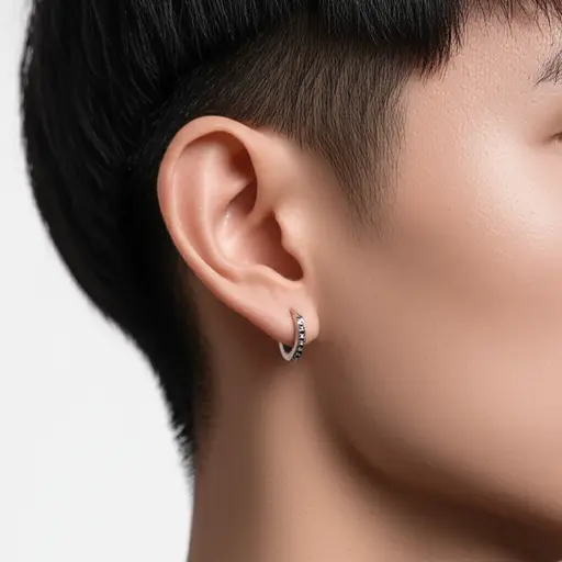 他左耳戴着一只耳环。